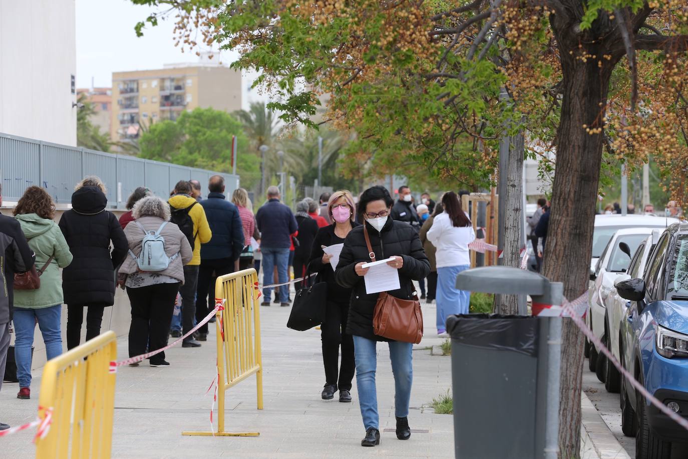 Fotos: Nueva jornada de largas colas para vacunarse contra el Covid en el hospital de La Fe de Valencia