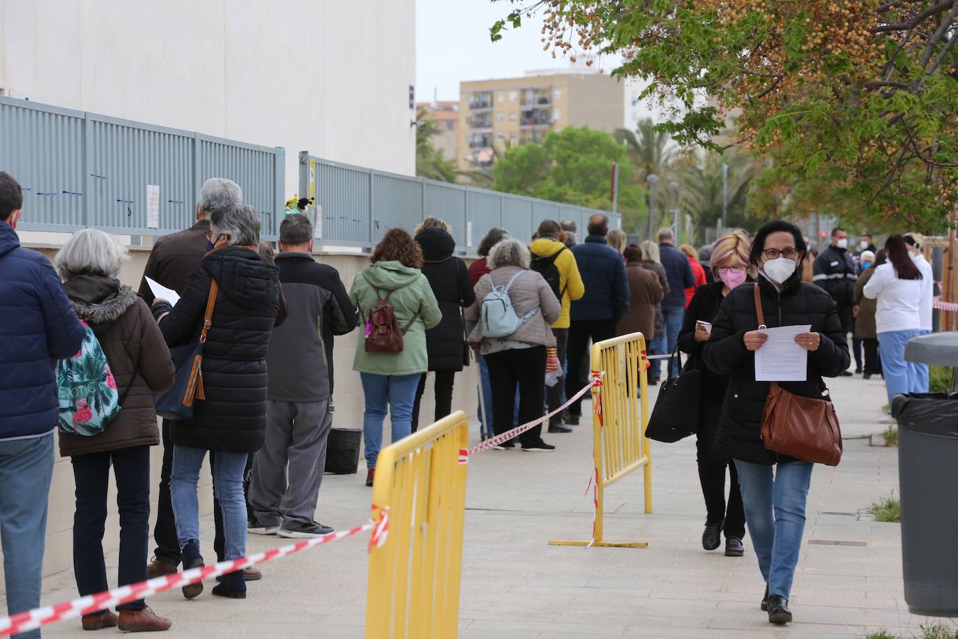 Fotos: Nueva jornada de largas colas para vacunarse contra el Covid en el hospital de La Fe de Valencia