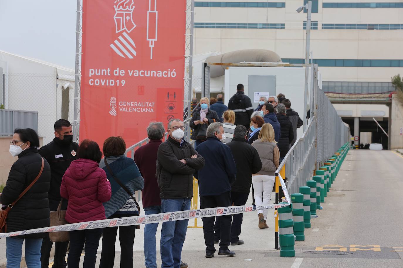 Fotos: Nueva jornada de largas colas para vacunarse contra el Covid en el hospital de La Fe de Valencia