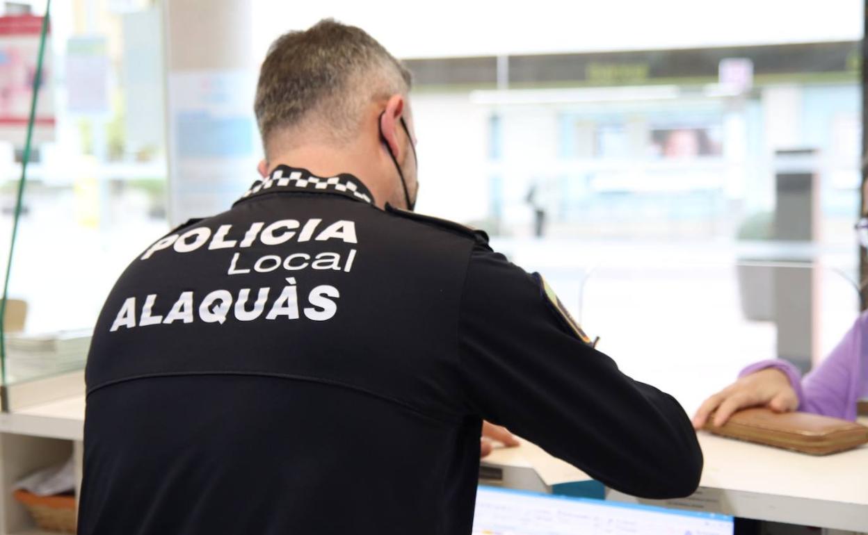 Un agente de la Policía Local atiende la oficina. 
