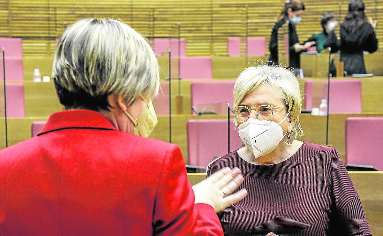 María José Salvador (de espaldas) conversa con la consellera de Sanidad Ana Barceló. 