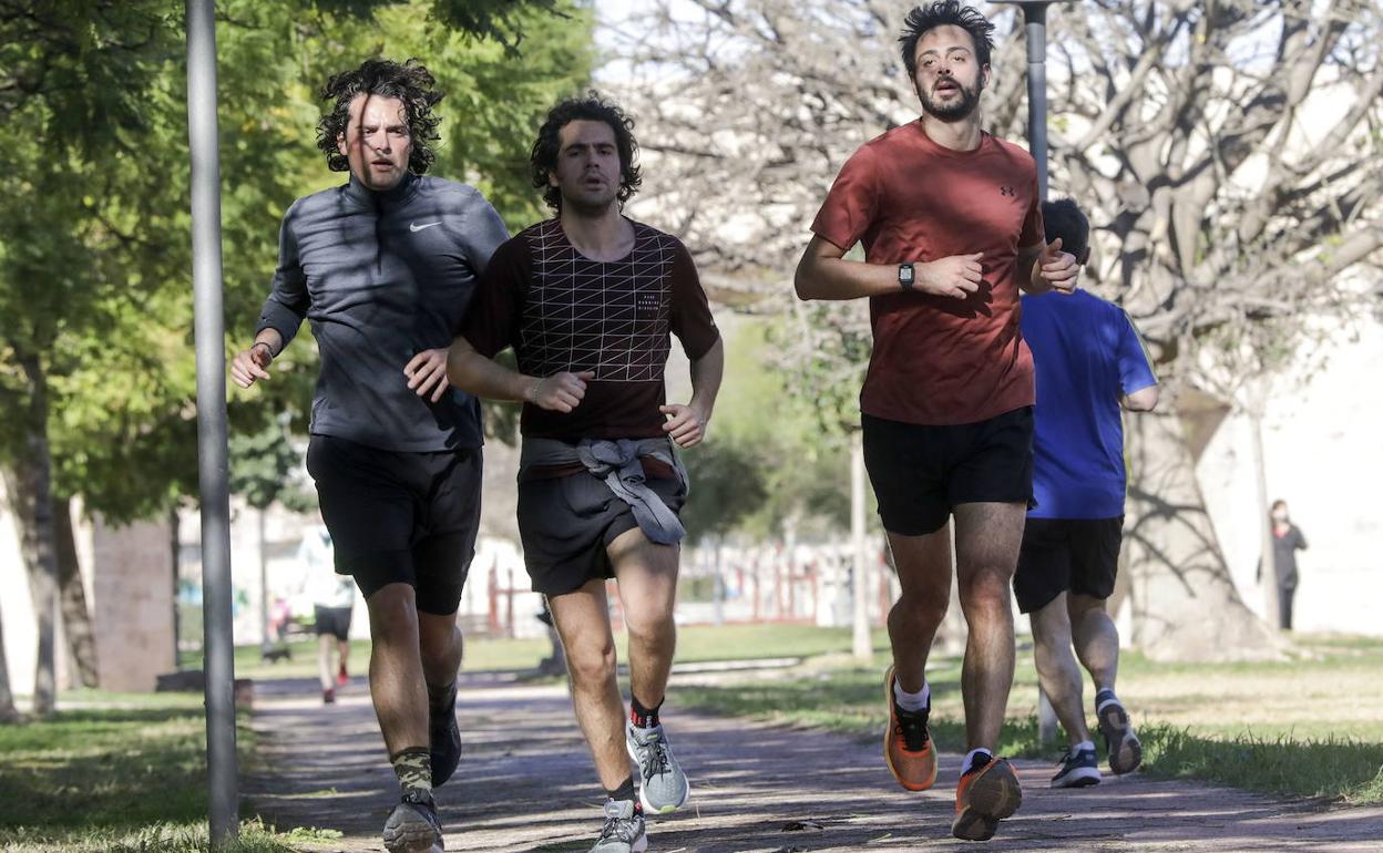 Un grupo de personas realiza deporte en la calle en Valencia. 