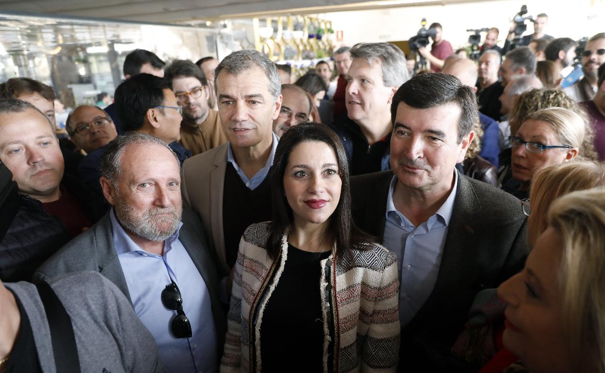 Cantó y Giner flanquean a Arrimadas durante un acto en Valencia.