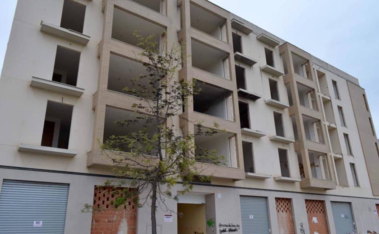 La promoción abandonada en la calle Músico José Miguel Sánchez.