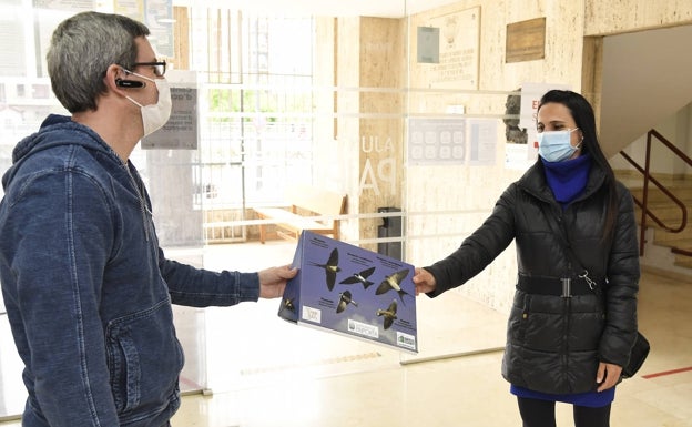 Imagen principal - La entrega de las cajas de cartón y el mapa de nidos elaborado. 