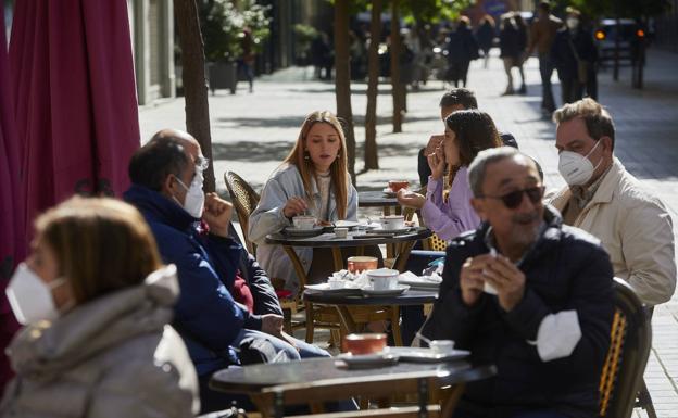 Varias personas consumen en una terraza de Valencia. 