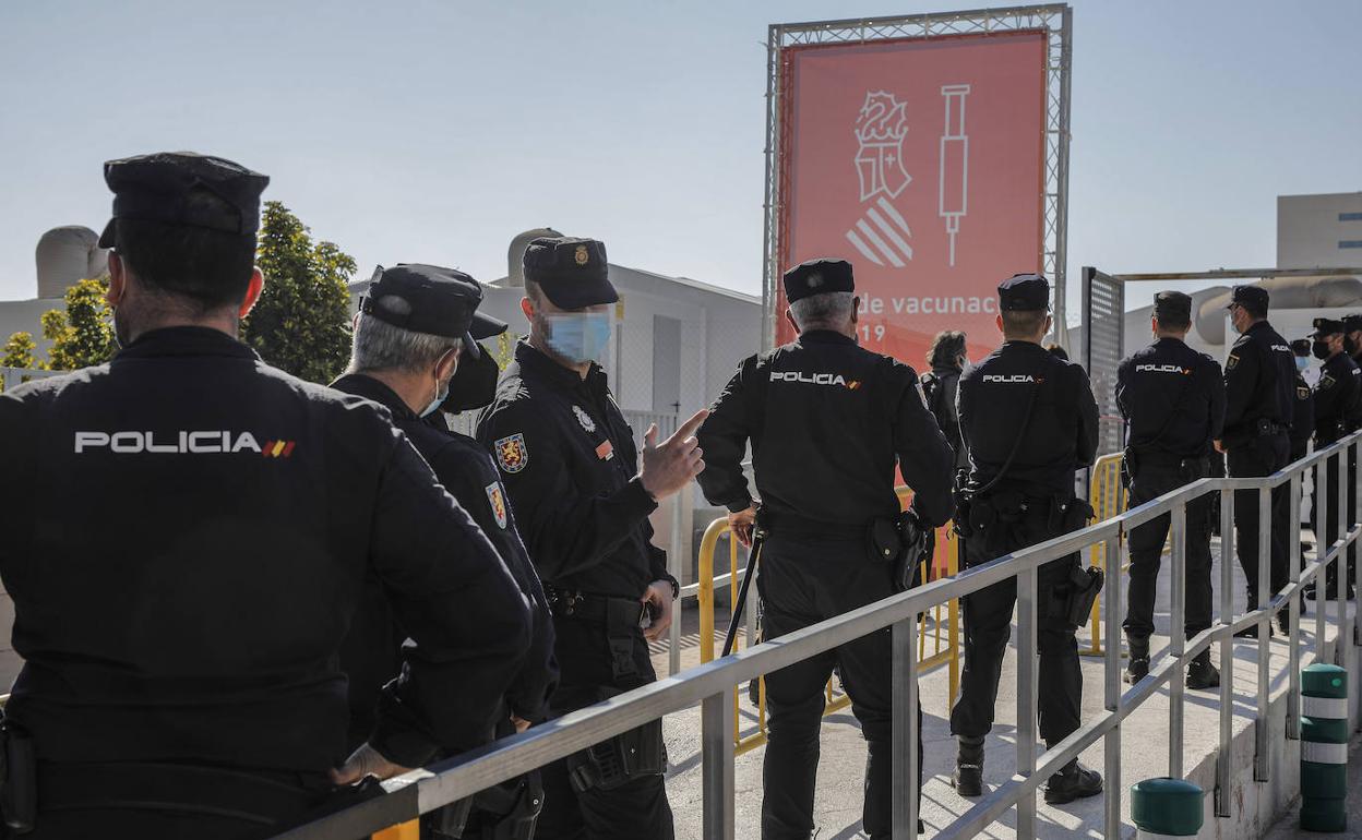 Policías hacen cola para vacunarse. 