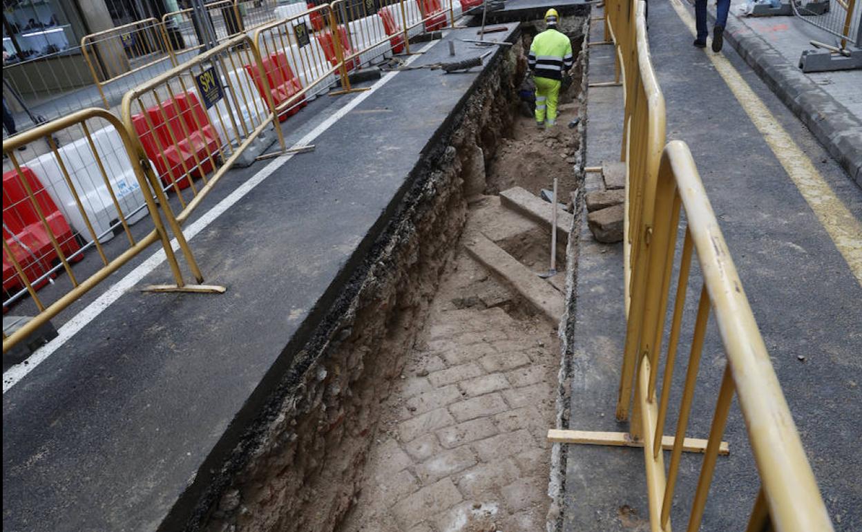 Restos hallados durante las obras en la calle María Cristina de Valencia.