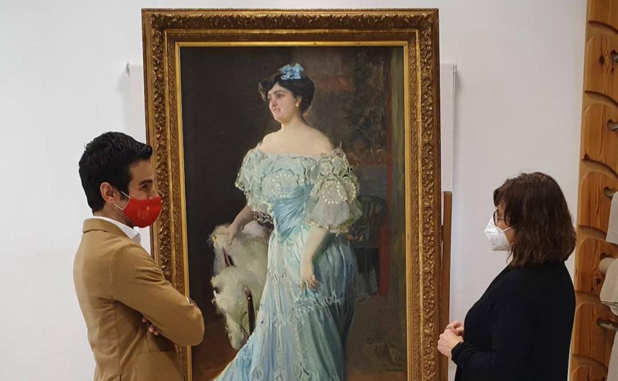 El director del Bellas Artes, Pablo González Tornel, y la directora general de Cultura y Patrimonio, Carmen Amoraga, observan la obra de Sorolla. 