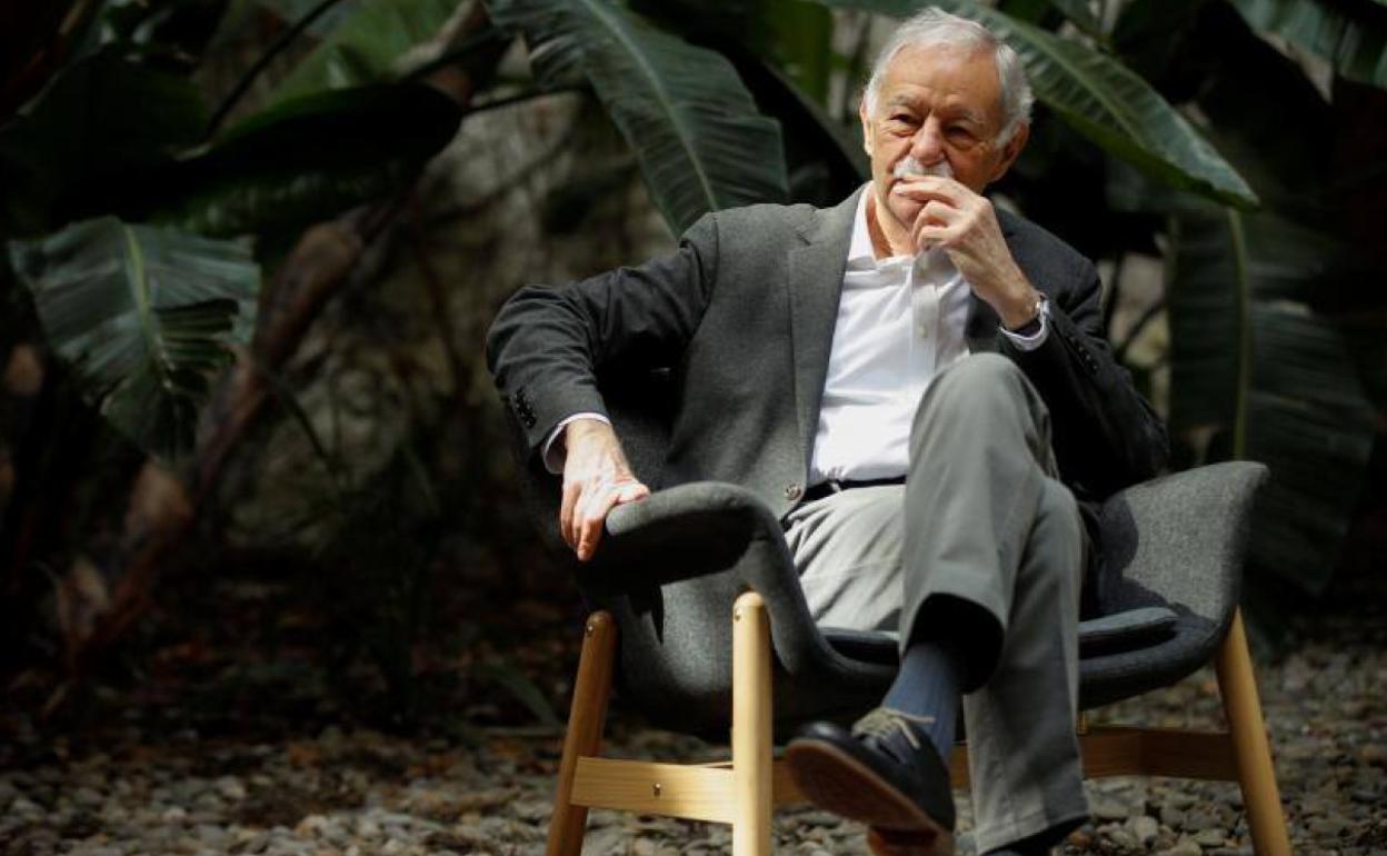 El escritor y premio Cervantes Eduardo Mendoza posa en Barcelona, donde presentó su nueva novela. 