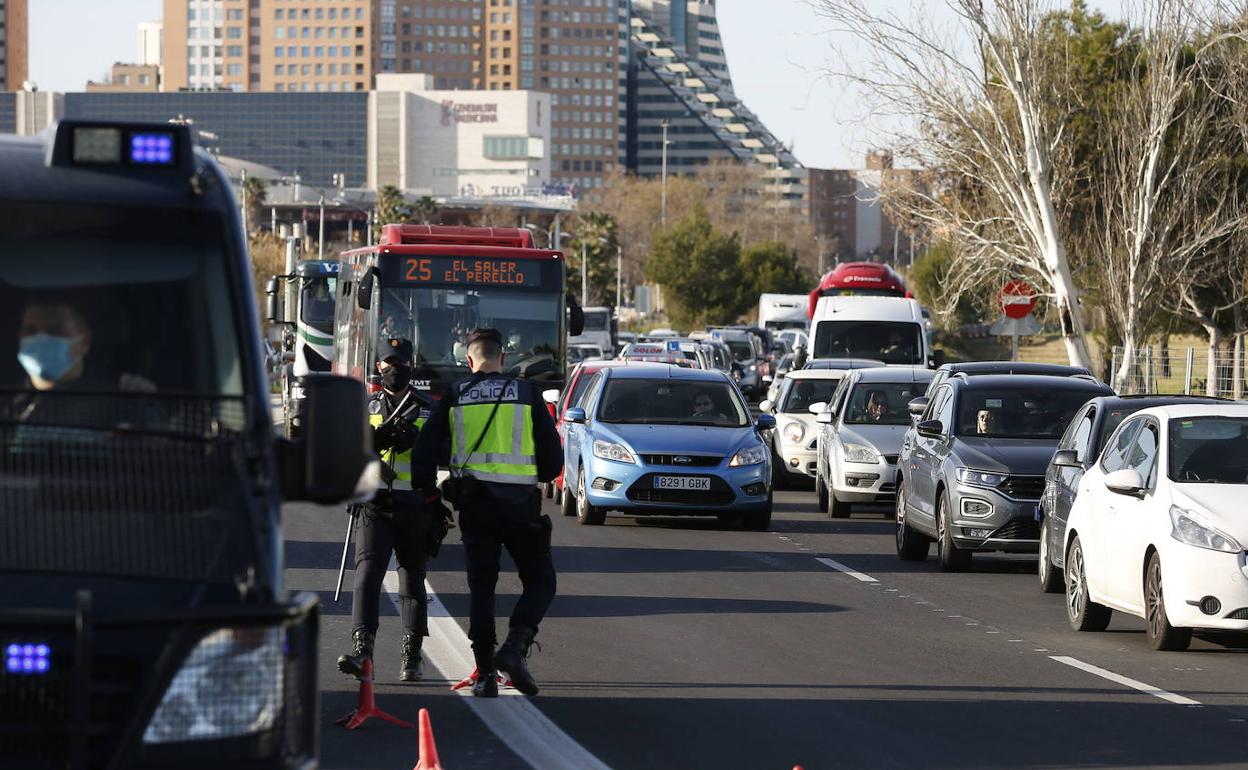 Un control de la Policía Nacional en Valencia.