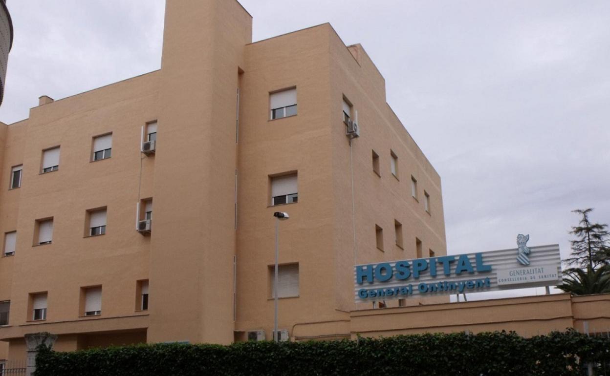 Los dos afectados por inhalar humo fueron trasladados la Hospital de Ontinyent. 