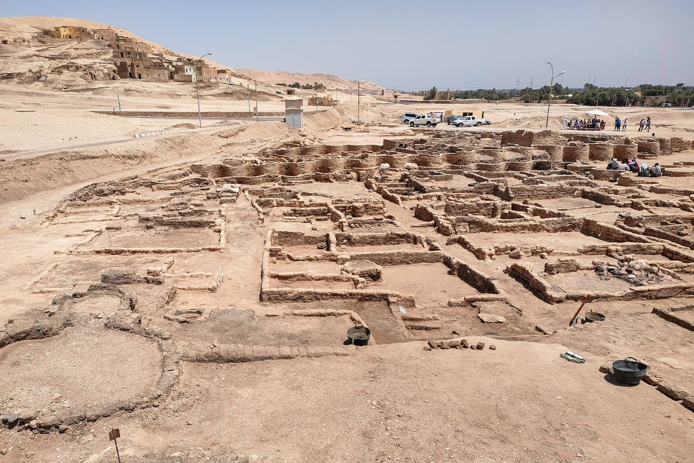 La misión egipcia dirigida por el arqueólogo Zahi Hawass ha descubierto una antigua ciudad en Luxor, 'El ascenso de Atón', que se perdió bajo las arenas hace 3.000 años. Este hallazgo, apodado la 'Ciudad Dorada Perdida', data del reinado de Amenhotep III, y los faraones Tutankamón y Ay la siguieron utilizando. La expedición se sorprendió al descubrir la ciudad más grande jamás encontrada en Egipto. Fundada por uno de los más grandes gobernantes de Egipto, el rey Amenhotep III, el noveno rey de la XVIII dinastía, que gobernó Egipto desde 1391 hasta 1353 a. C., esta ciudad estuvo activa durante la corregencia del gran rey con su hijo, Amenhotep IV/Akenatón. Esta ciudad fue el asentamiento administrativo e industrial más grande de la era del imperio egipcio en la orilla occidental de Luxor. «Las calles de la ciudad están flanqueadas por casas; algunos de sus muros tienen hasta 3 metros de altura y podemos revelar que la ciudad se extiende hacia el oeste, hasta la famosa Deir El-Medina». ha destacado el arqueólogo.