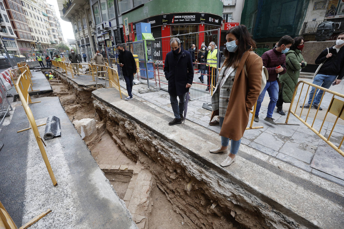 Las obras de peatonalización dan con los primeros restos de siglos pasados y la previsión es que se encuentren cementerios, restos de una puerta de la muralla y un convento