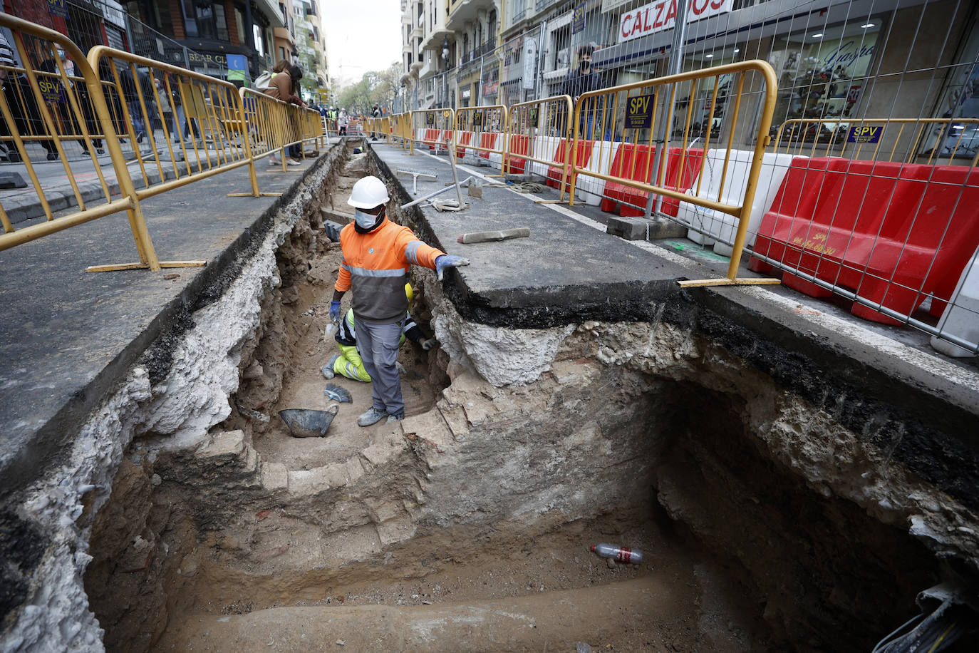 Las obras de peatonalización dan con los primeros restos de siglos pasados y la previsión es que se encuentren cementerios, restos de una puerta de la muralla y un convento