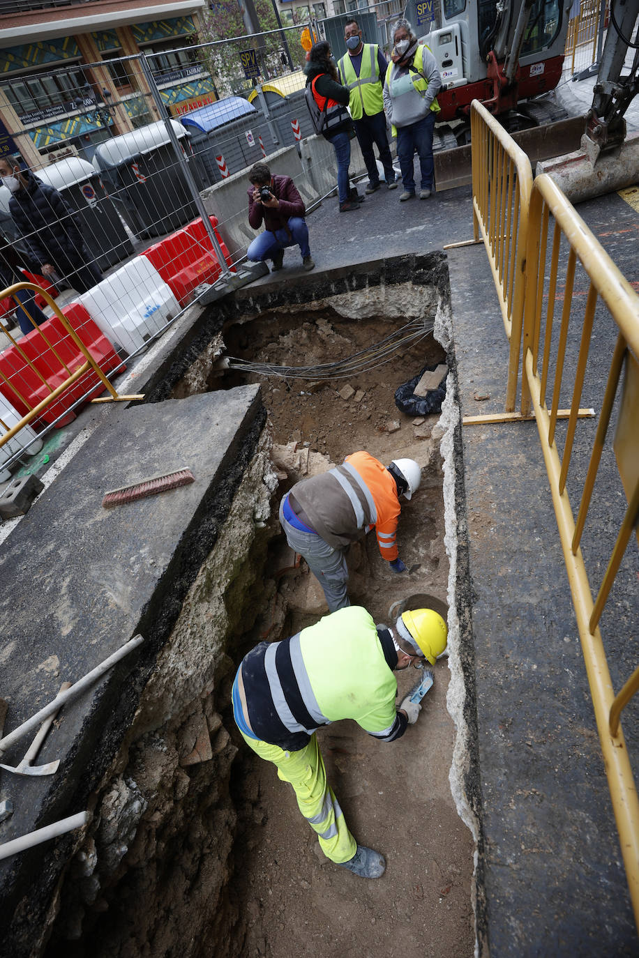 Las obras de peatonalización dan con los primeros restos de siglos pasados y la previsión es que se encuentren cementerios, restos de una puerta de la muralla y un convento