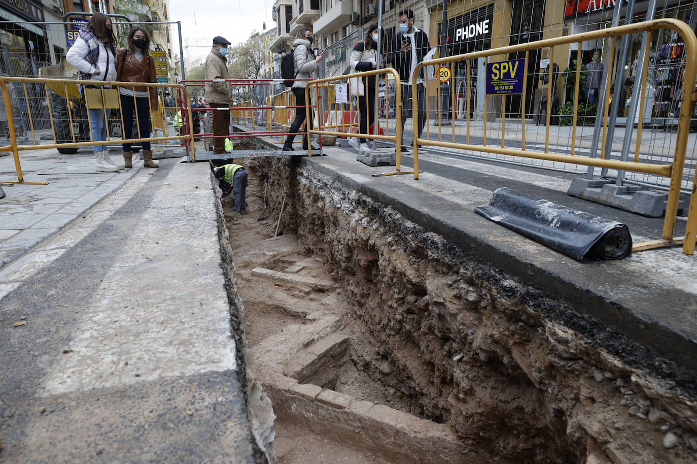 Las obras de peatonalización dan con los primeros restos de siglos pasados y la previsión es que se encuentren cementerios, restos de una puerta de la muralla y un convento