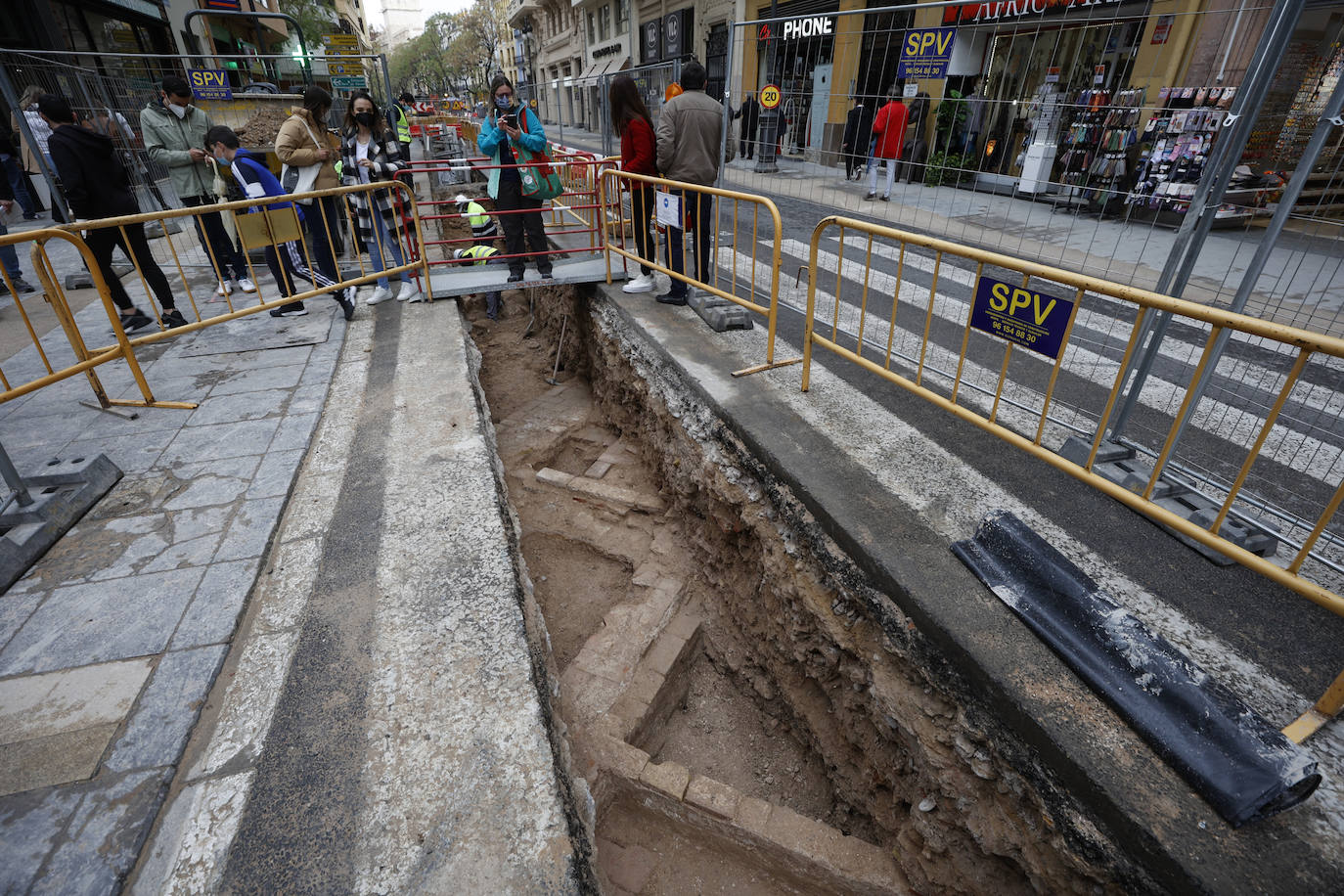 Las obras de peatonalización dan con los primeros restos de siglos pasados y la previsión es que se encuentren cementerios, restos de una puerta de la muralla y un convento