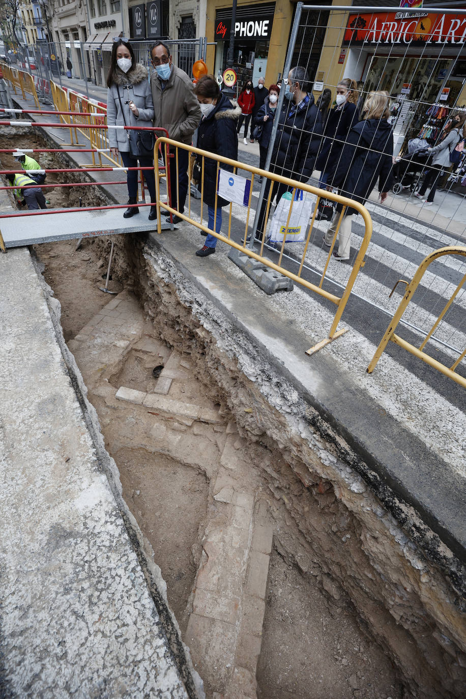 Las obras de peatonalización dan con los primeros restos de siglos pasados y la previsión es que se encuentren cementerios, restos de una puerta de la muralla y un convento