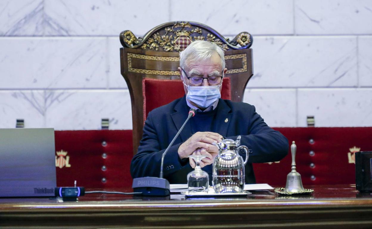 El alcalde de Valencia, Joan Ribó, en un pleno del Ayuntamiento. 