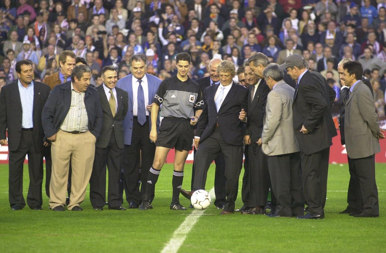 t Homenaje. Enrique y Pep a la izquierda, junto al resto de la plantilla del 71 en un homenaje en Mestalla. JESÚS SIGNES