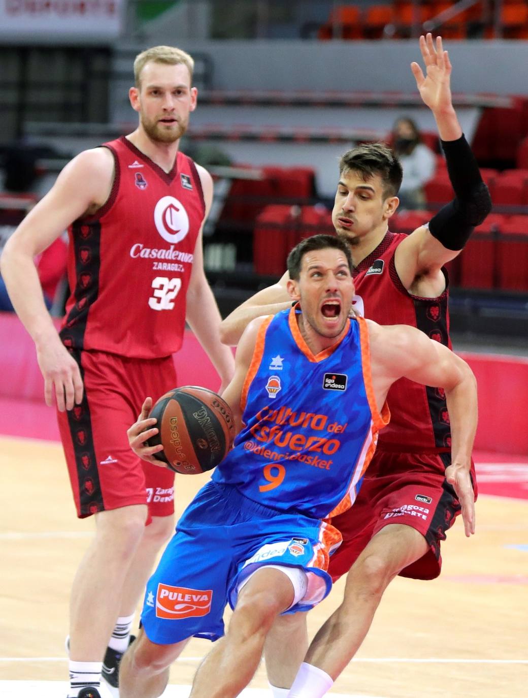 Fotos: Las mejores imágenes del Casademont Zaragoza - Valencia Basket