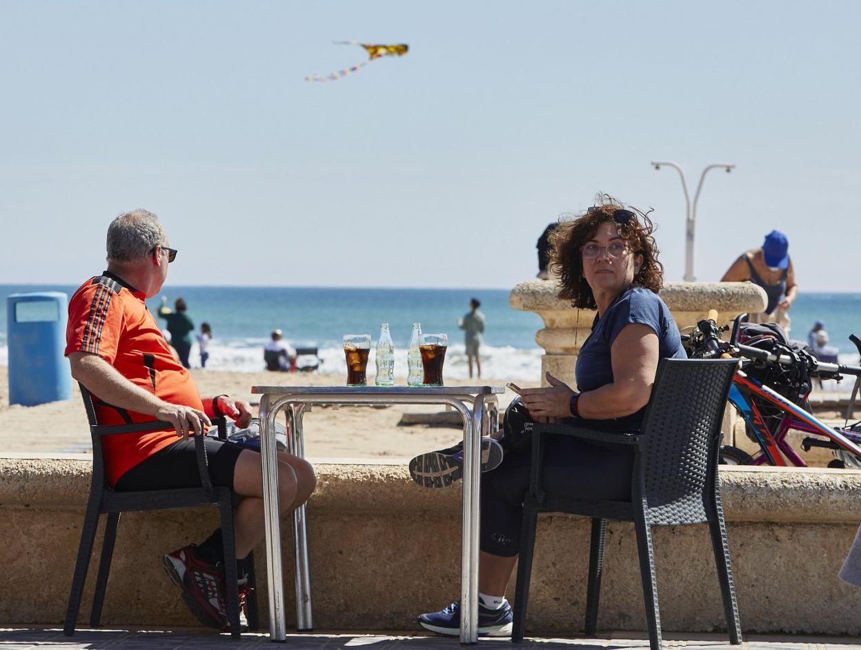 Una pareja ayer, en una terraza del paseo marítimo de Valencia. Iván Arlandis