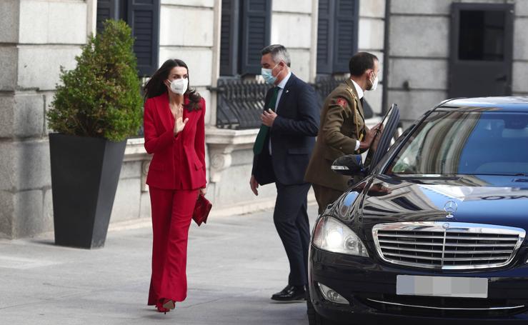 La Reina Letizia apuesta todo al rojo con uno de sus trajes más virales