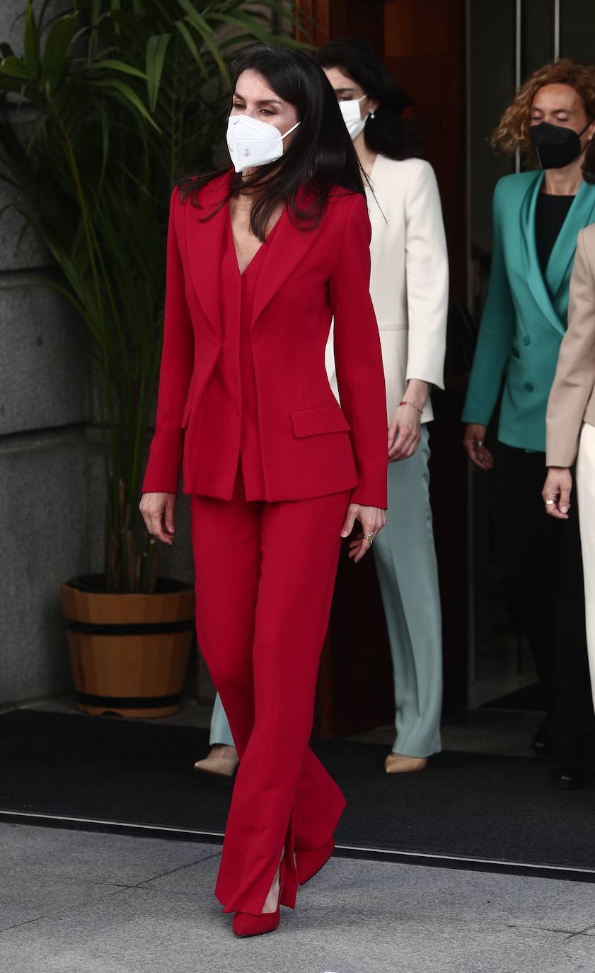 La Reina Letizia ha acudido este lunes al Congreso de los Diputados para rendir un homenaje a Clara Campoamor, escritora, política y una de las primeras feministas de la historia. Y lo ha hecho con uno de sus trajes de chaqueta más aplaudidos.