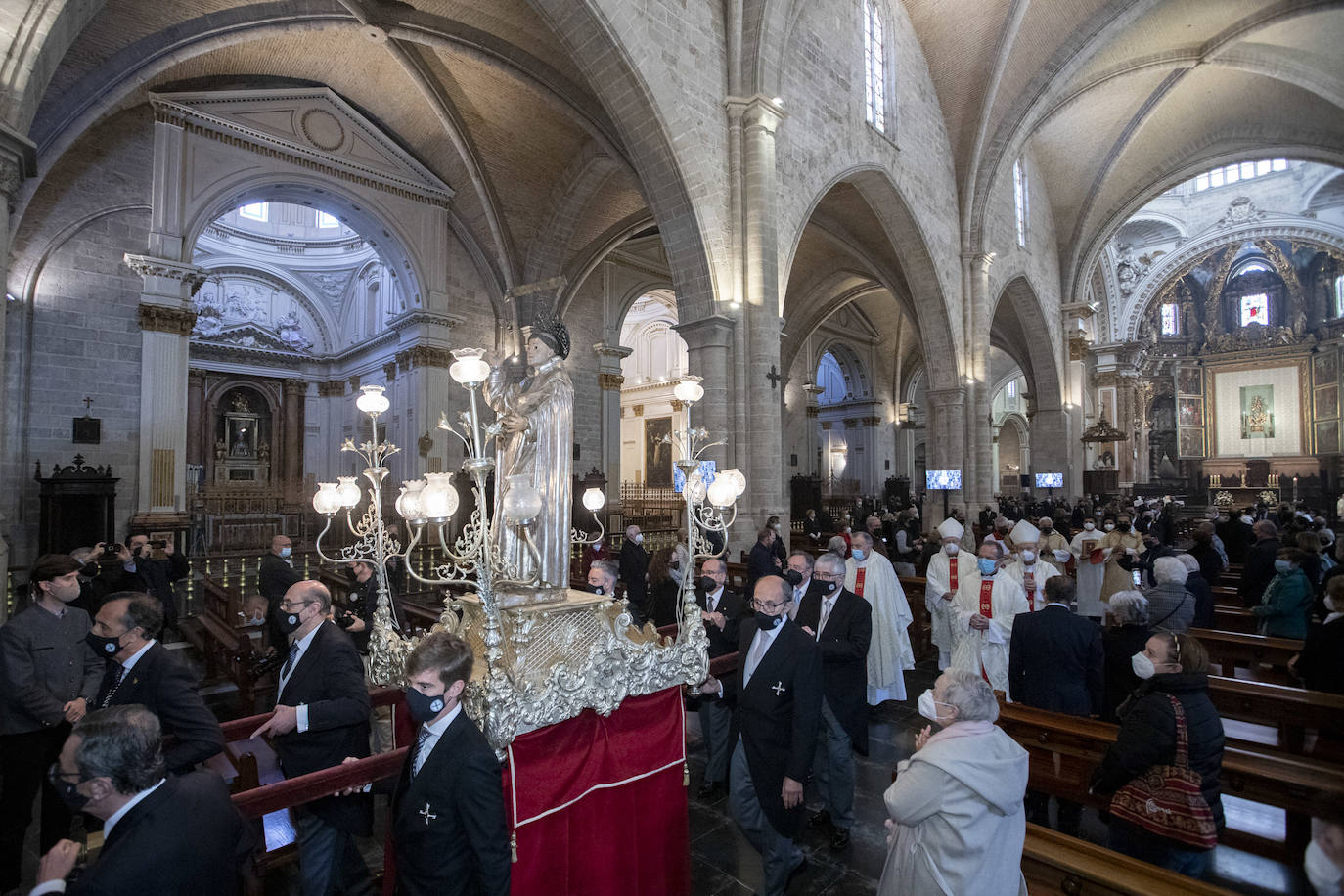 Imagen principal - San Vicente en pandemia: así ha sido el gesto espontáneo de un niño en la Catedral de Valencia