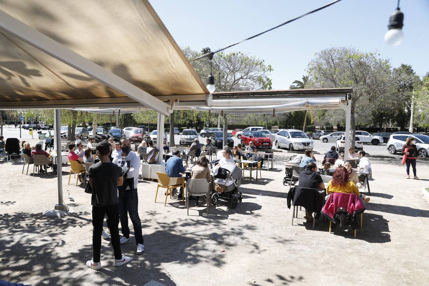 El lunes 12 han entrado en vigor las nuevas medidas para frenar los contagios de coronavirus en la Comunitat. Aunque la mayor parte de restricciones se mantiene, sí que ha habido cierta flexibilización en lo que respecta al número de comensales por mesa, que pasa a ser de seis como máximo, y a las reuniones sociales, se permite la reunión de dos grupos de convivencia mientras que en el ámbito público, en las podrán reunirse hasta seis personas al aire libre o para hacer deporte. En el ámbito privado, casas y domicilios, se permite la reunión de dos grupos de convivencia