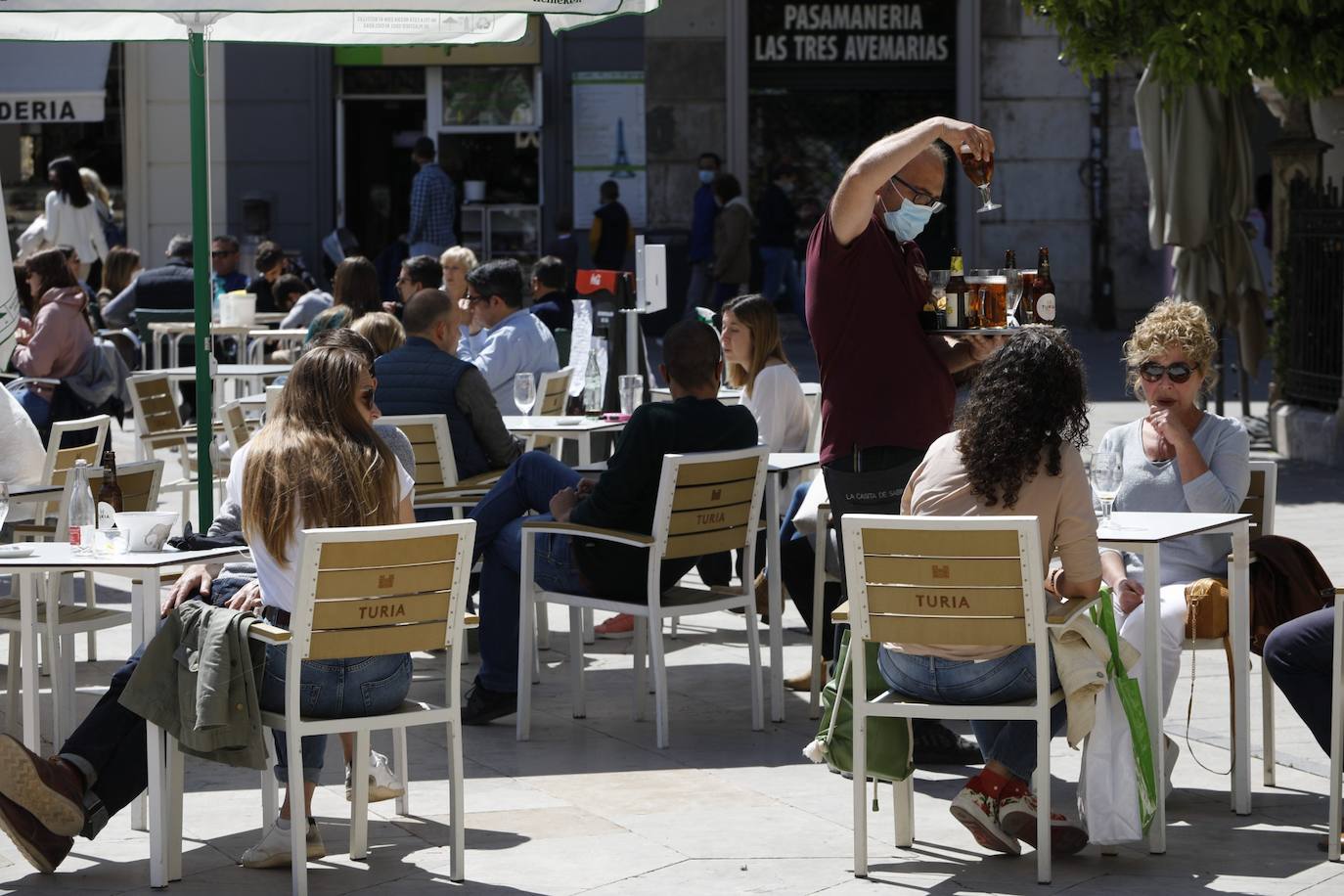 El lunes 12 han entrado en vigor las nuevas medidas para frenar los contagios de coronavirus en la Comunitat. Aunque la mayor parte de restricciones se mantiene, sí que ha habido cierta flexibilización en lo que respecta al número de comensales por mesa, que pasa a ser de seis como máximo, y a las reuniones sociales, se permite la reunión de dos grupos de convivencia mientras que en el ámbito público, en las podrán reunirse hasta seis personas al aire libre o para hacer deporte. En el ámbito privado, casas y domicilios, se permite la reunión de dos grupos de convivencia