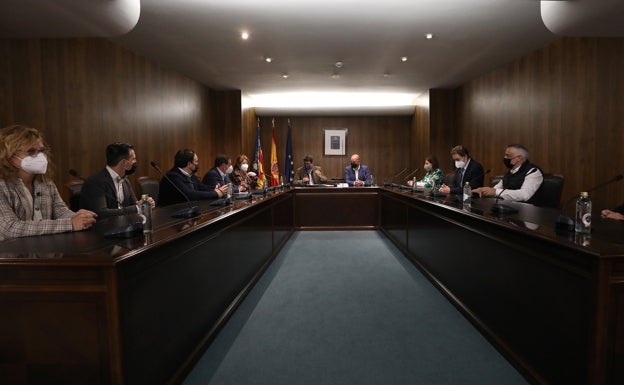 Carlos Mazón en el salón de plenos de Teulada Moraira.