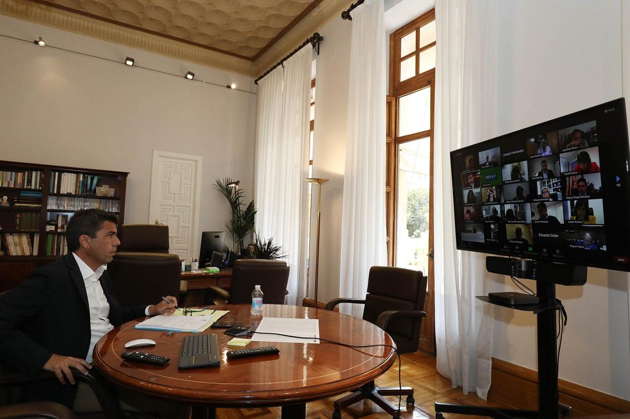 Carlos Mazón en su despacho del Palacio Provincial durante la sesión plenaria. LP