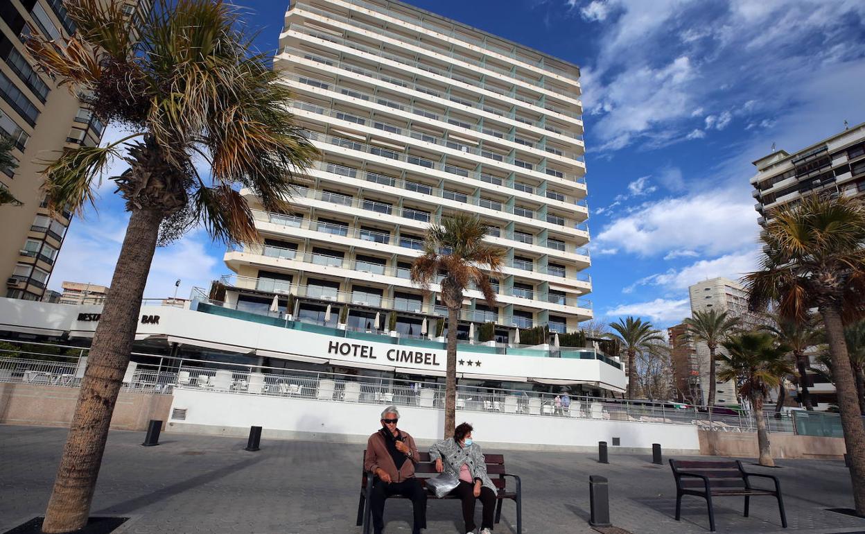 Imagen de dos vecinos de Benidorm frente a uno de los hoteles de la ciudad en plena pandemia. 