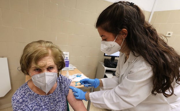 Personal sanitario administra la vacuna contra el Covid a una persona.