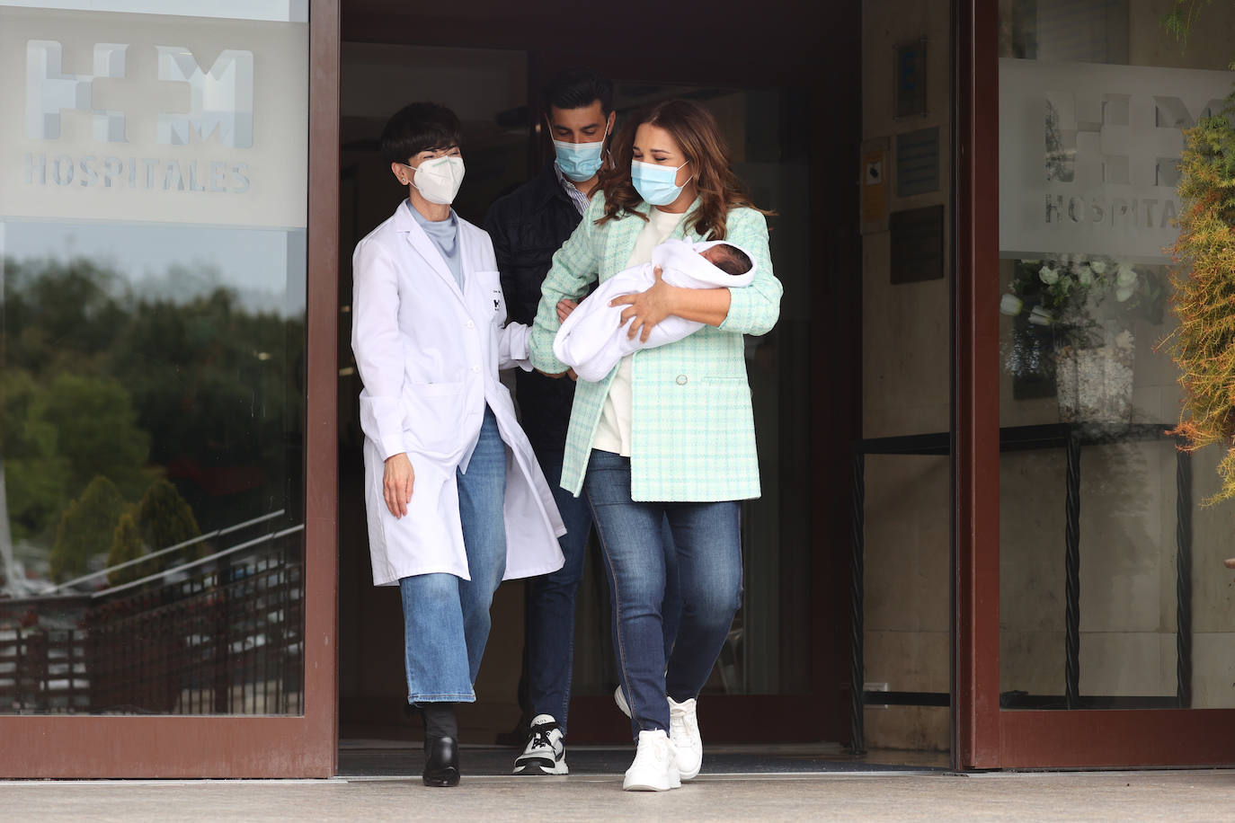 48 horas después del nacimiento de Miguel Jr., su primer hijo en común, Paula Echevarría y Miguel Torres han abandonado el hospital madrileño en el que la actriz dio a luz y han presentado, muy emocionados, a su pequeño antes de poner rumbo a su domicilio para que Daniella, de 12 años, conozca por fin a su hermano.