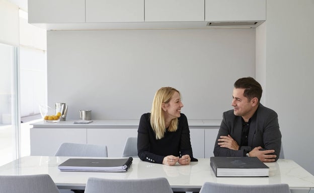 Imagen principal - Fran Silvestre, con su pareja, María, arquitecta como él, y con quien comparte despacho. Abajo, junto a algunas de las maquetas de proyectos del estudio.