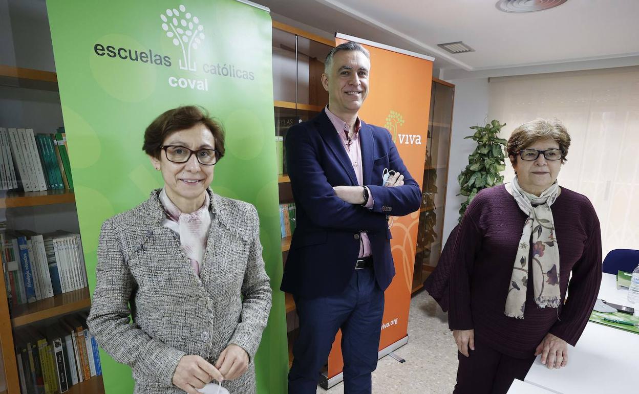 Vicenta Rodríguez, Pedro Huerta y Manoli Nieto, en la sede autonómica de Escuelas Católicas. 