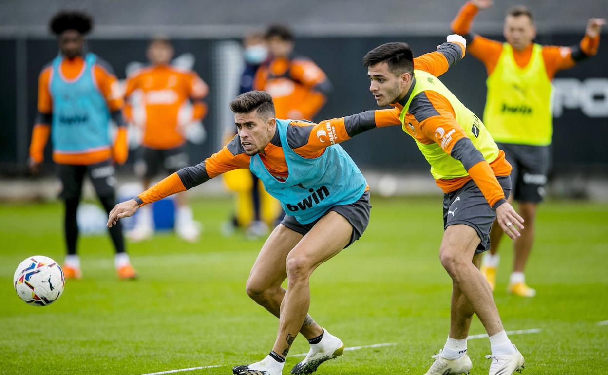 Paulista y Maxi Gómez, durante un entrenamiento en Paterna. 