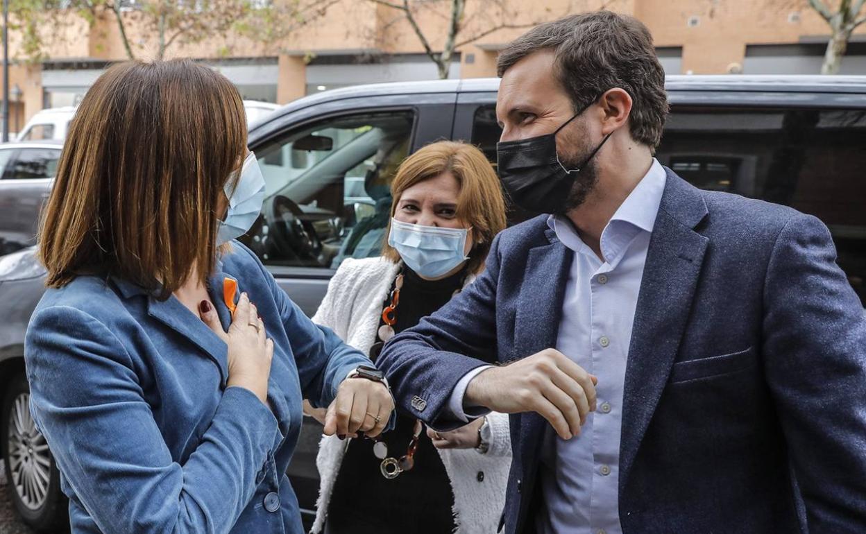 María José Catalá saluda a Pablo Casado en presencia de Isabel Bonig. 