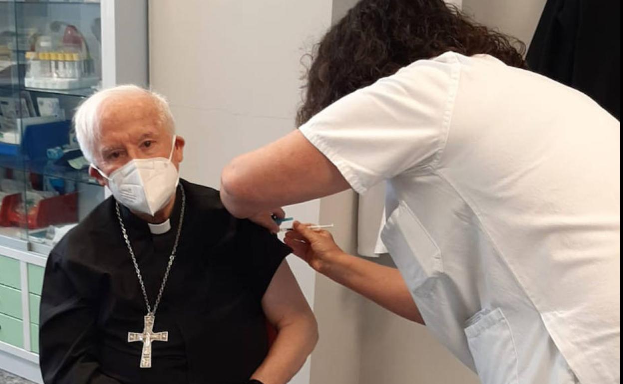 Antonio Cañizares, en el momento de recibir la vacuna. 