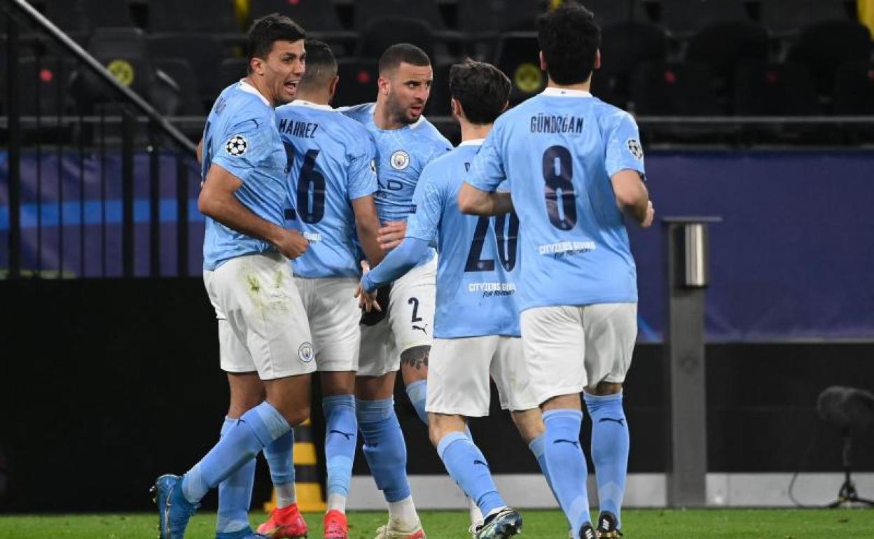 Los jugadores del City celebran el gol de Mahrez de penalti.