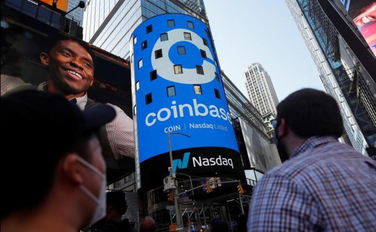 El logo de Coinbas en una pantalla en Times Square de New York.