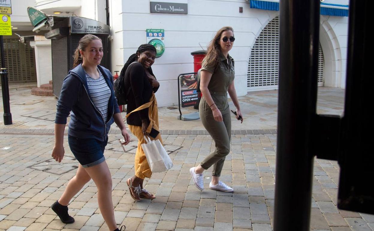 Tres jóvenes pasean por Gibraltar