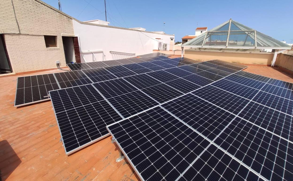 Placas solares en el tejado del edificio. 