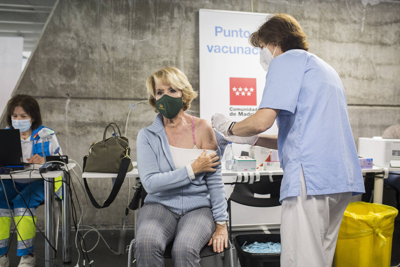 La expresidenta de la Comunidad de Madrid, Esperanza Aguirre, ha recibido ya la primera dosis de la vacuna AstraZeneca contra el Covid-19 en el WiZink Center de Madrid. Fue este miércoles 14 de abril. 