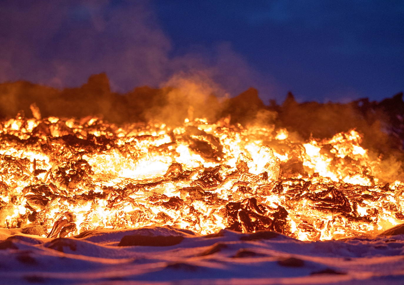 El volcán de la península de Reykjanes, a unos 30 kilómetros al suroeste de la capital del país, Reikiavik, ha entrado en erupción y se ha convertido desde entonces en toda una atracción turística, atrayendo a miles de visitantes.