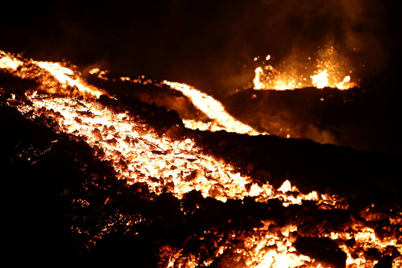 El volcán de la península de Reykjanes, a unos 30 kilómetros al suroeste de la capital del país, Reikiavik, ha entrado en erupción y se ha convertido desde entonces en toda una atracción turística, atrayendo a miles de visitantes.