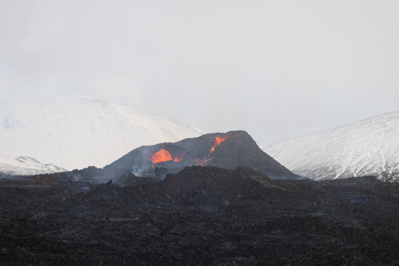 El volcán de la península de Reykjanes, a unos 30 kilómetros al suroeste de la capital del país, Reikiavik, ha entrado en erupción y se ha convertido desde entonces en toda una atracción turística, atrayendo a miles de visitantes.